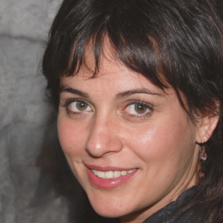 Elena Ramsay, Lead Financial Education Specialist at ymiralovexi, photographed in professional setting